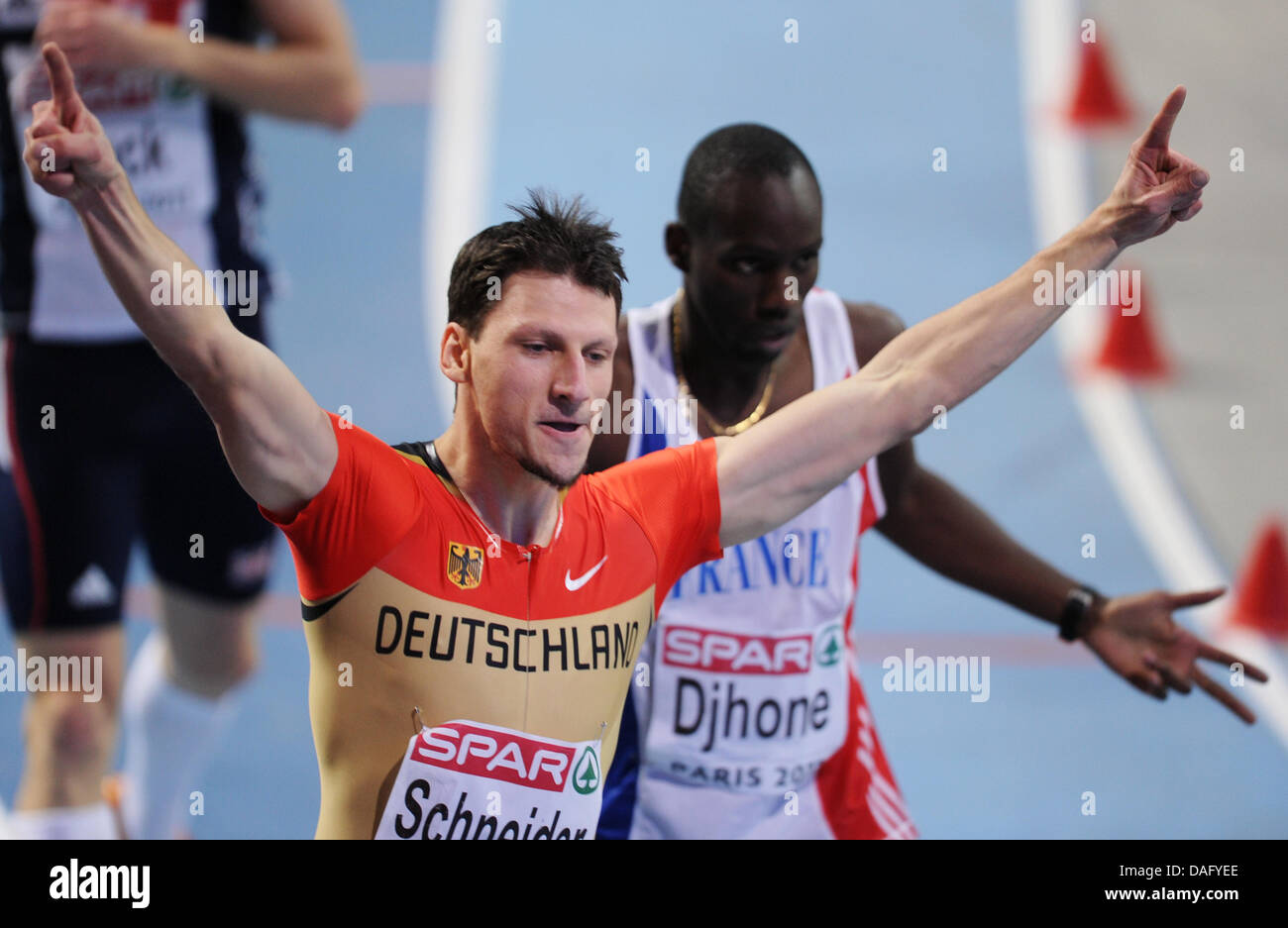 L'Allemagne Thomas Schneider remporte la médaille d'argent au concours de 400m à l'Europe d'athlétisme en salle 2011 à Paris, France, 05 mars 2011. Photo : Arne Dedert Banque D'Images