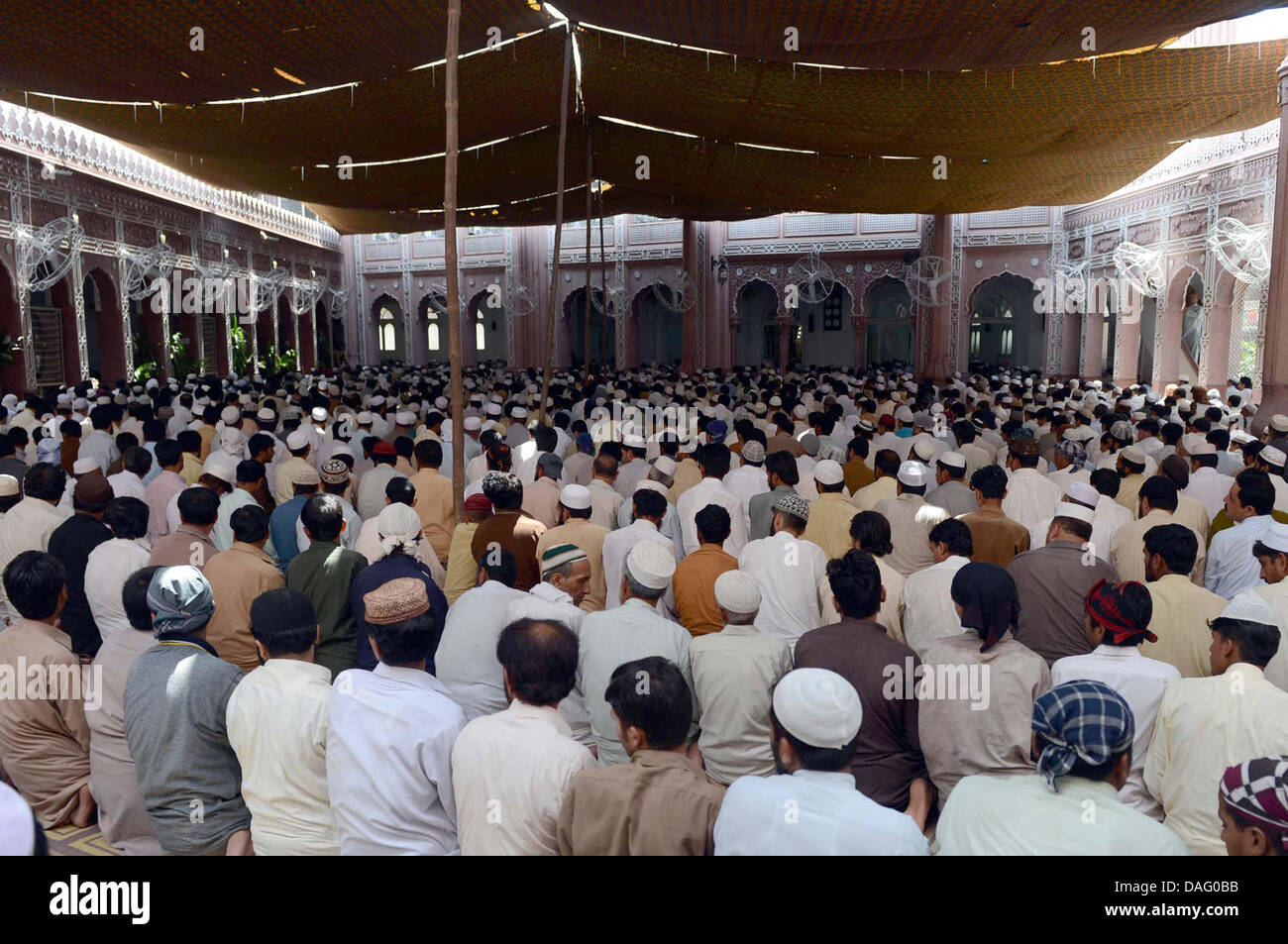 La prière des musulmans offrant le premier vendredi de Ramzan-ul- Moubarak à Peshawar le vendredi, Juillet 12, 2013. Banque D'Images