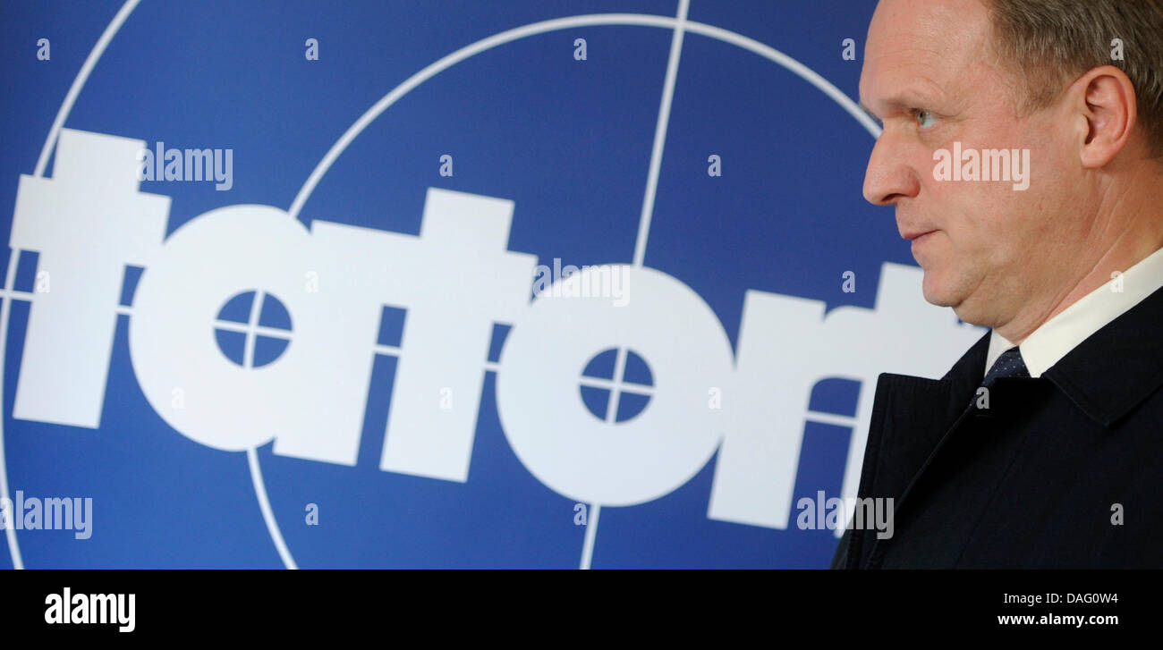 L'acteur Ulrich Tukur pose devant un logo Tatort à Usingen, Allemagne, le 9 mars 2011. Récemment, un deuxième thriller du format télé Tatort est tourné avec Tukur comme un enquêteur. L'épisode sera diffusé le 4 décembre 2011. Photo : Marius Becker Banque D'Images