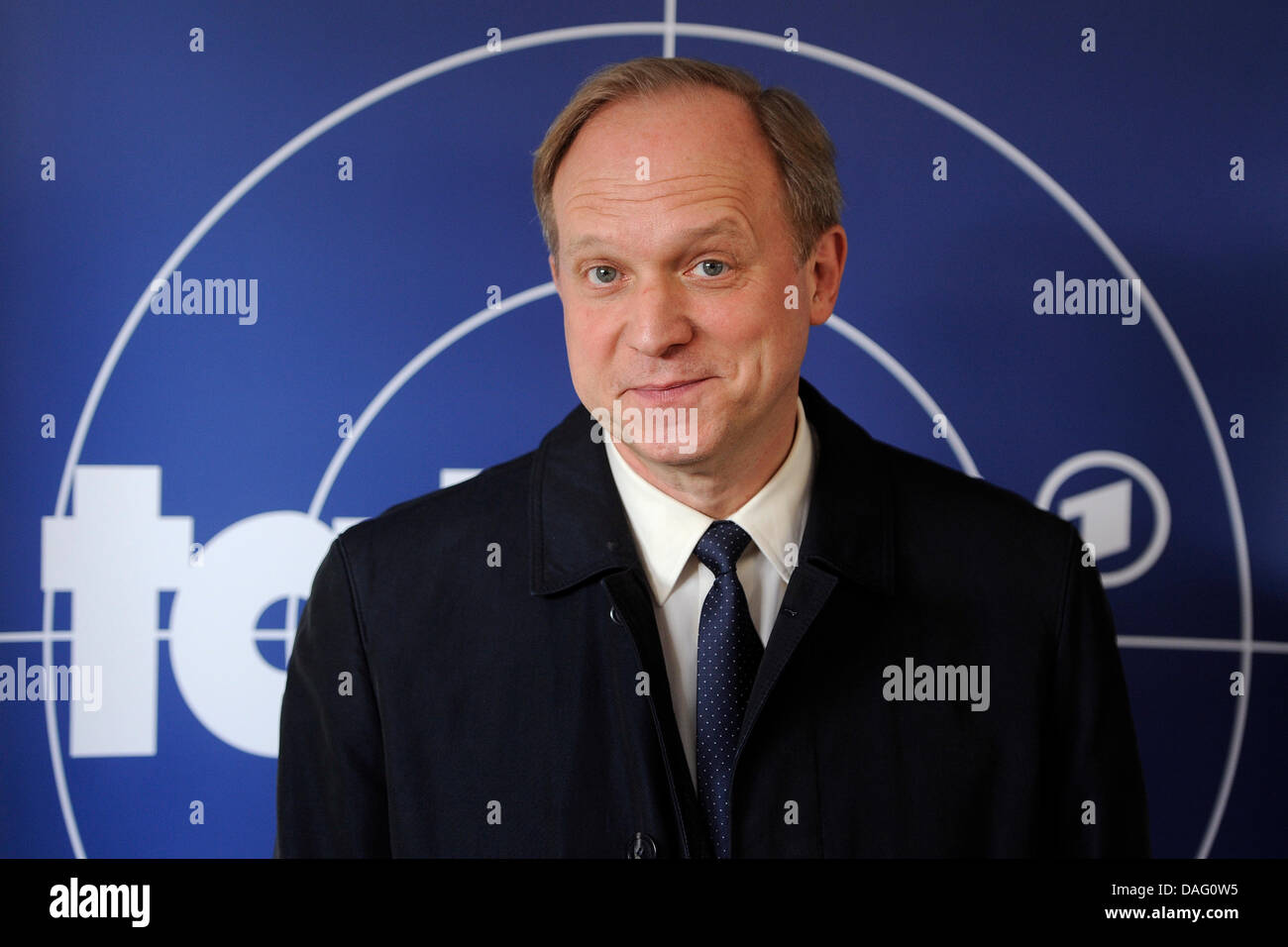 L'acteur Ulrich Tukur pose devant un logo Tatort à Usingen, Allemagne, le 9 mars 2011. Récemment, un deuxième thriller du format télé Tatort est tourné avec Tukur comme un enquêteur. L'épisode sera diffusé le 4 décembre 2011. Photo : Marius Becker Banque D'Images