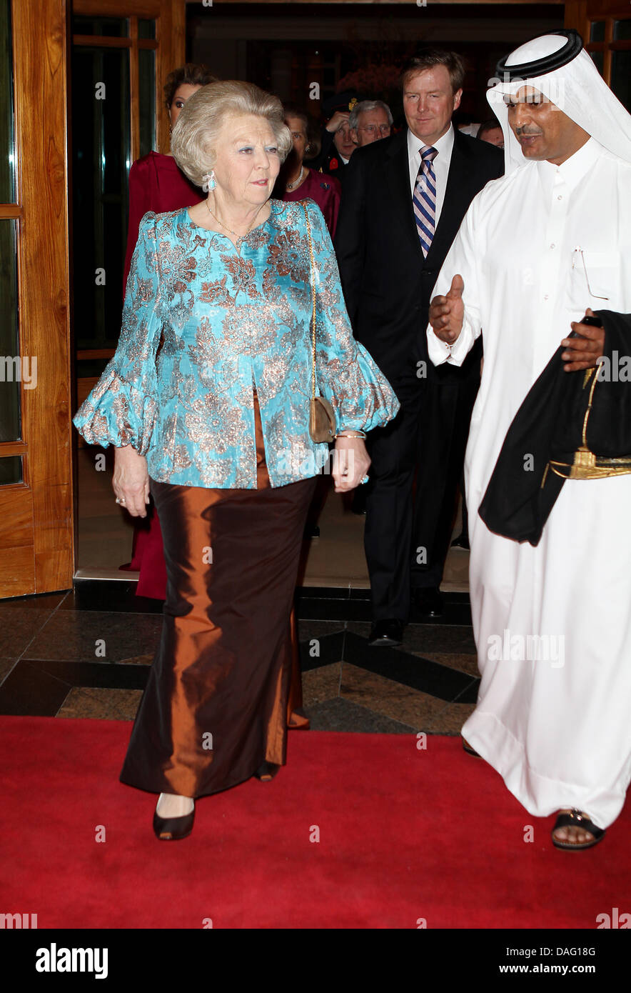 La Reine Beatrix des Pays-Bas quitte l'hôtel Four Seasons sur son chemin à l'Al-Waiba Palace pour une salle à manger avec l'Emir à Doha, Qatar, le 9 mars 2011. Royals néerlandais sont sur une visite d'Etat de deux jours au Qatar. Photo : Patrick van Katwijk Banque D'Images