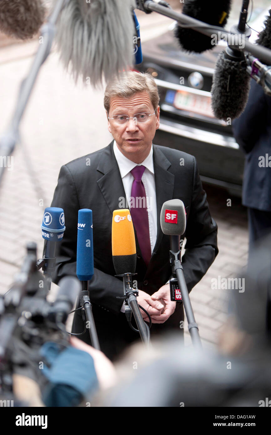 Le ministre allemand des affaires étrangères Guido Westerwelle est de parler aux médias comme il arrive pour un Conseil des ministres de l'UE des affaires étrangères à Bruxelles, Belgique le 10 mars 2011. Photo : Thierry Monasse Banque D'Images