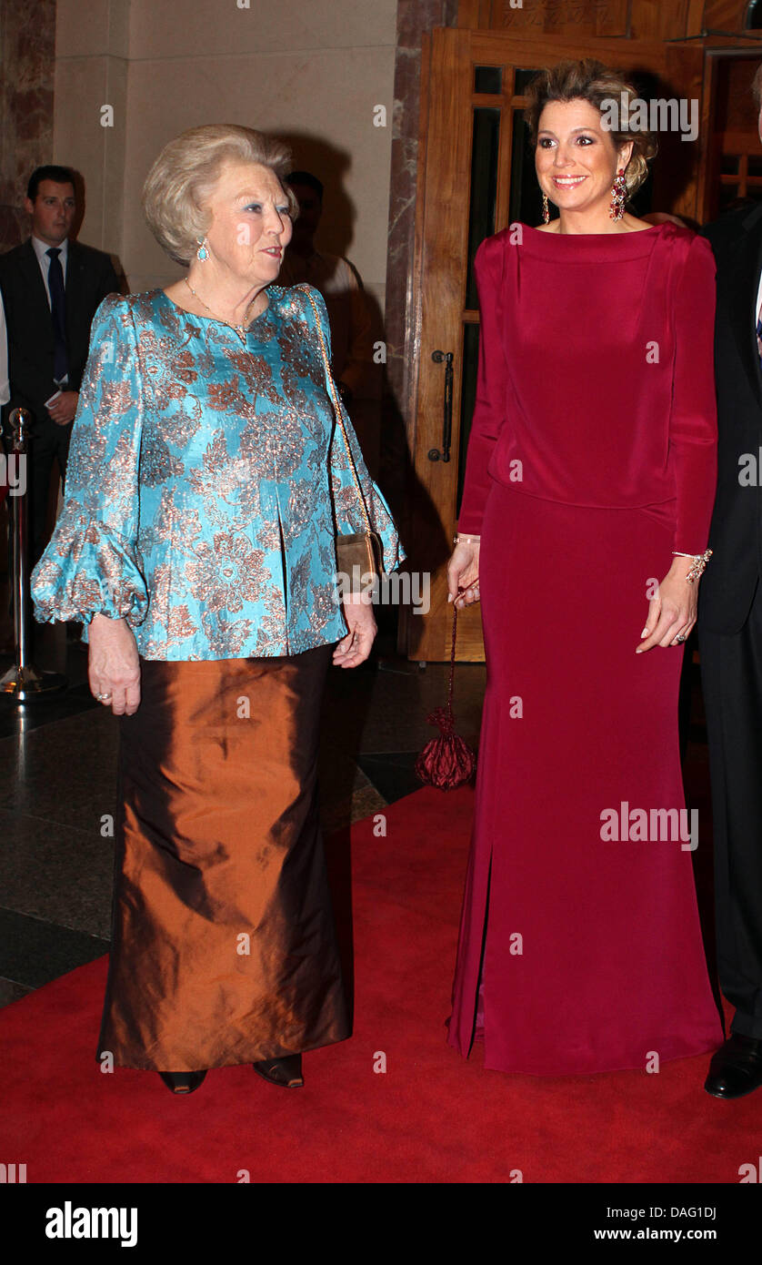 La Reine Beatrix(L) et de la princesse Maxima (R) des Pays-Bas quitter l'hôtel Four Seasons sur son chemin à l'Al-Waiba Palace pour une salle à manger avec l'Emir à Doha, Qatar, le 9 mars 2011. Les Royals néerlandais sont sur une visite d'Etat de deux jours au Qatar. Photo : Albert Niboer Pays-bas OUT Banque D'Images