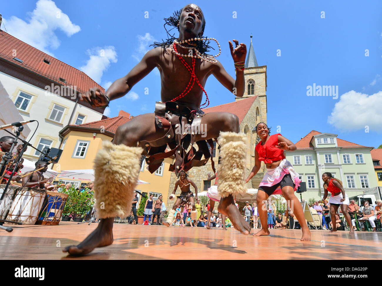 Erfurt, Allemagne. 12 juillet, 2013. Les personnes du groupe «sons de l'Afrique" au "anetzare Wenigemarkt pendant l' festival international de folklore à Erfurt, Allemagne, 12 juillet 2013. Autour de 500 artistes de partout dans le monde prendront part au festival. Photo : MARTIN SCHUTT/dpa/Alamy Live News Banque D'Images