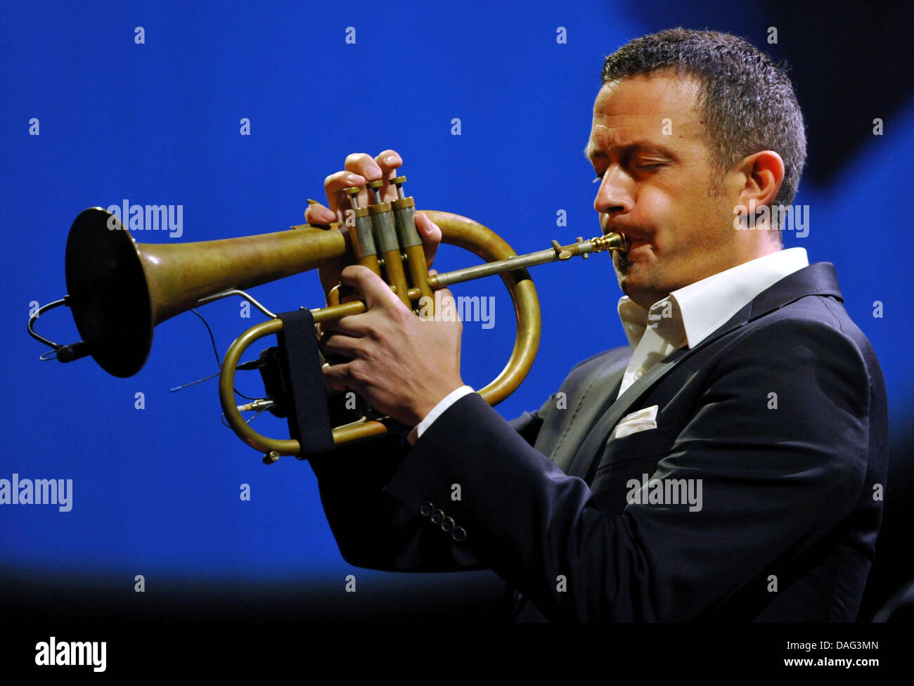 Musicien de jazz allemand jusqu'Broenner joue sur sa trompette au cours de  la première de son Allemagne de Francfort, Allemagne, 15 mars 2011.  Broenner a présenté son nouvel album 'à la fin
