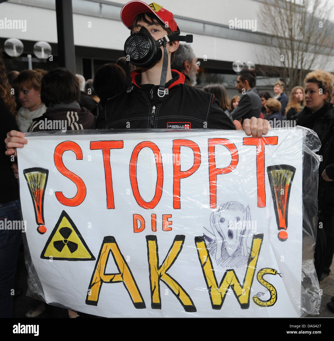 Les adversaires de l'énergie nucléaire avec des signes de protestation pendant une campagne électorale, cas de la Chancelière allemande, Angela Merkel, des démocrates-chrétiens, en 14, l'Allemagne, 16 mars 2011. C'est le premier événement de la campagne électorale de Merkel après la catastrophe nucléaire au Japon. Photo : Patrick Seeger Banque D'Images