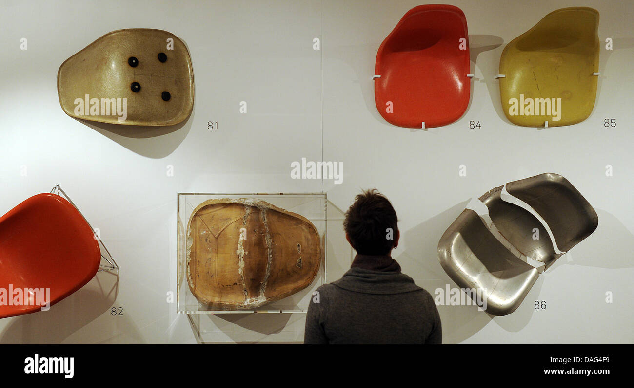 La photo montre une femme à la recherche sur l'installation de chaises à l'août musée Kestner à Hanovre, Allemagne, le 09 mars 2011. L'exposition "l'essence des choses", qui a été conçu par le "musée Vitra, Weil am Rhein" peut être vu jusqu'au 26 juin 2011. Photo : Caroline Seidel Banque D'Images