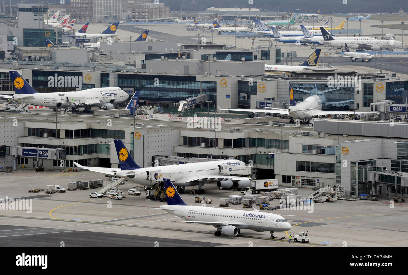 Vue sur diverses portes, sur la tour de contrôle de l'aéroport Rhin-main à Francfort-sur-Main, Allemagne, 18 mars 2011. La nouvelle tour de contrôle équipées de la dernière technologie de pointe est mise en action à partir de juin 2011. Photo : BORIS ROESSLER Banque D'Images