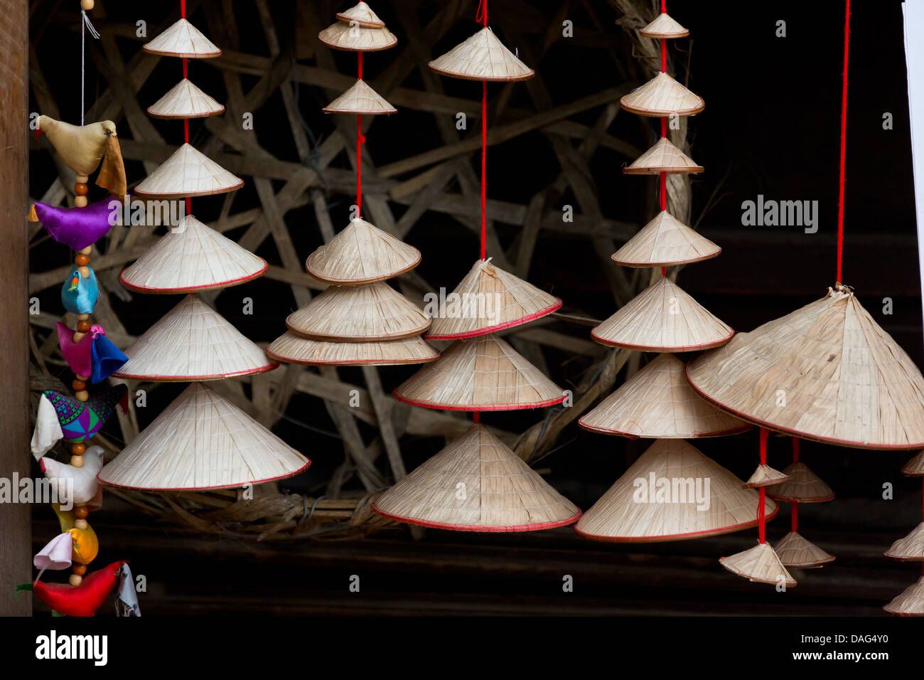 Non traditionnelles vietnamiennes La Chapeau de paille à Hanoi, Vietnam Banque D'Images