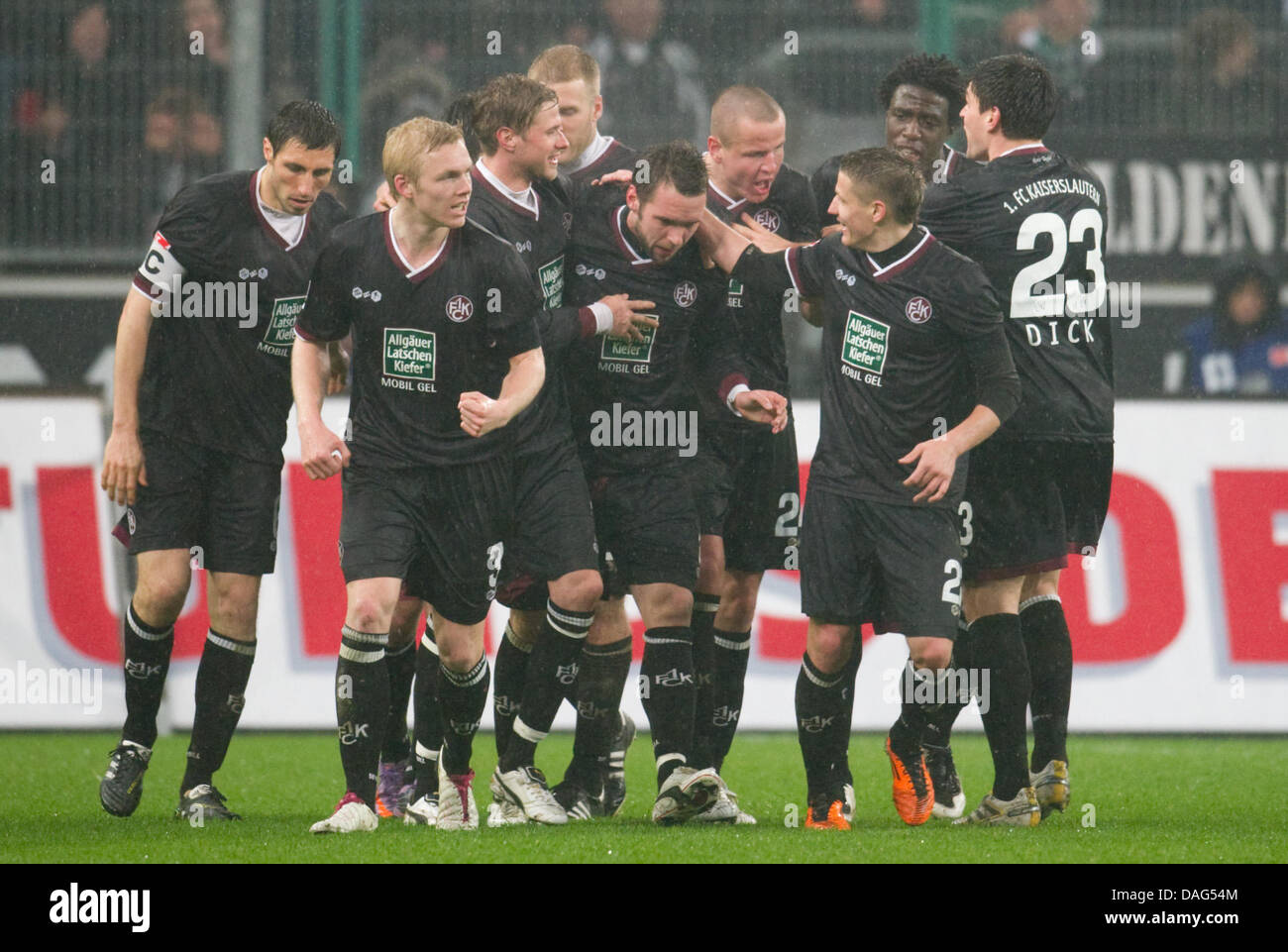 Les joueurs d'Kaierslautern cheer après l'objectif de 1-0 lors d'un match de Bundesliga Borussia Moenchengladbach contre 1. FC Kaiserslautern au Borussia-Park Mönchengladbach, Allemagne, au 18 mars 2011. Photo : Bernd Thissen Banque D'Images