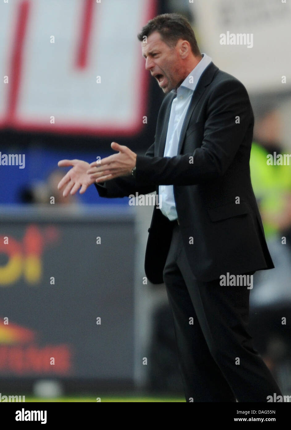 L'entraîneur Michael Skibbe gestes lors d'un match de Bundesliga allemande Eintracht Frankfurt contre FC St Pauli à la Commerzbank Arena de Francfort, Allemagne, 19 mars 2011. Photo : Arne Dedert Banque D'Images