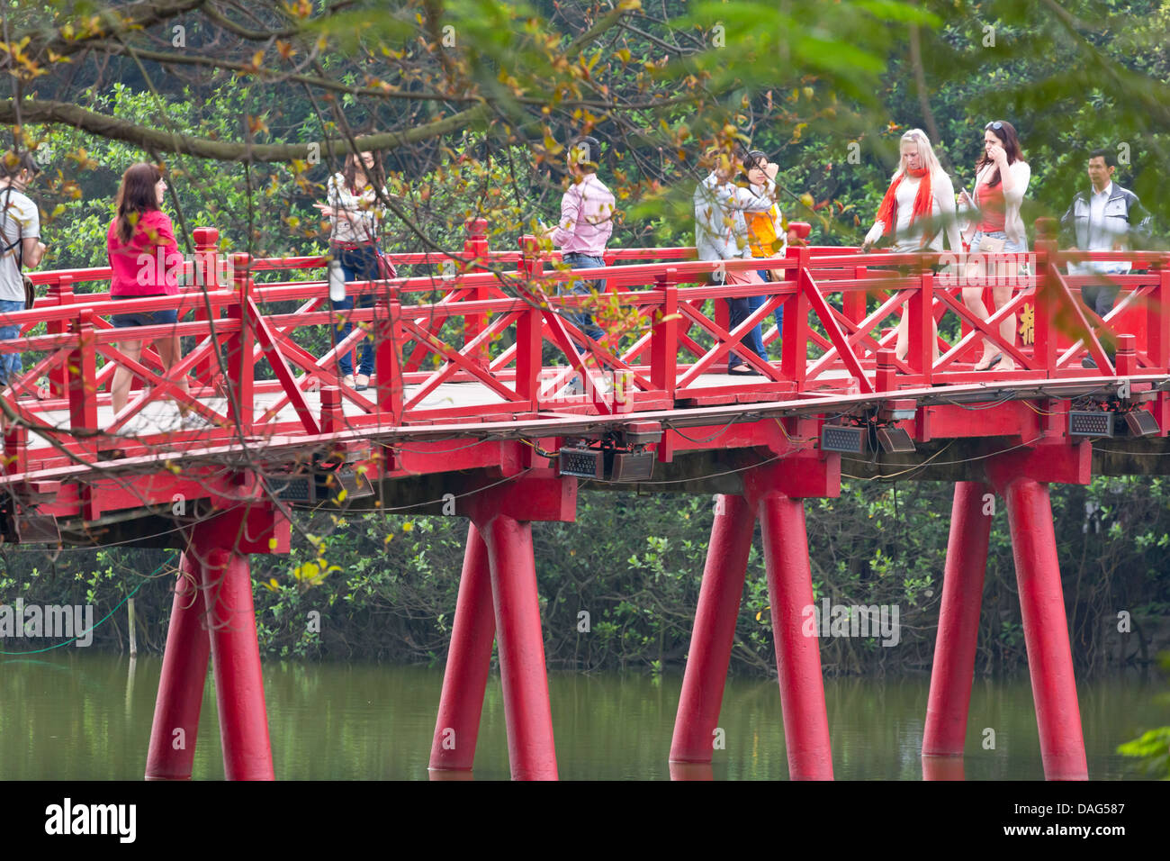 Pont de fer rouge pour le Temple du Jade à Hanoi, Vietnam Banque D'Images