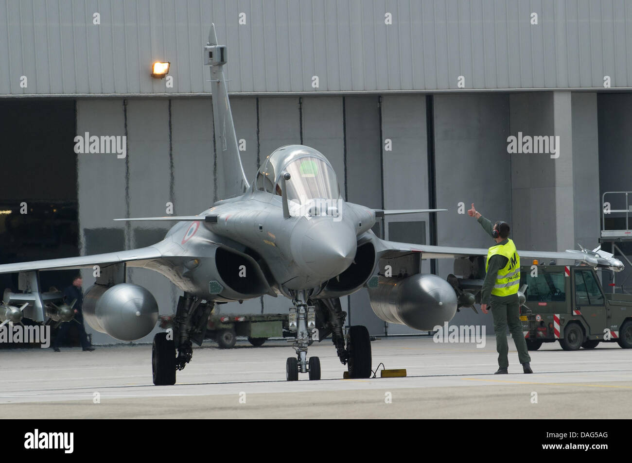 Un jet Rafale militaire obtient le signe ok pour le décollage à la base aérienne d'accueil en français à Saint-Dizier, France, 19 mars 2011. Les jets vont être utilisés dans une intervention militaire en Libye contre Kadhafi pour s'assurer une zone d'exclusion aérienne en Libye. Selon des documents officiels, le premier jet avait déjà atteint l'espace aérien de la Libye alors que la sécurité réunion au sommet à Paris, la France était Banque D'Images