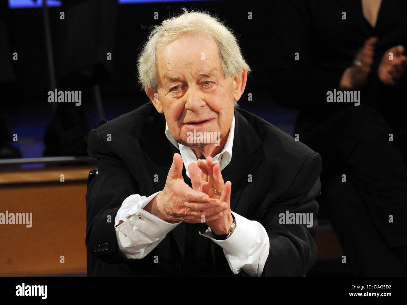 L'auteur allemand Siegfried Lenz parle pendant une matinée à l'occasion de son 85e anniversaire à la NDR studios à Hambourg, Allemagne, 20 mars 2011. Lenz a écrit sur l'histoire de l'Allemagne dans des romans tels que "eutschstunde' ou 'Heimatmuseum'. Photo : Angelika Warmuth Banque D'Images