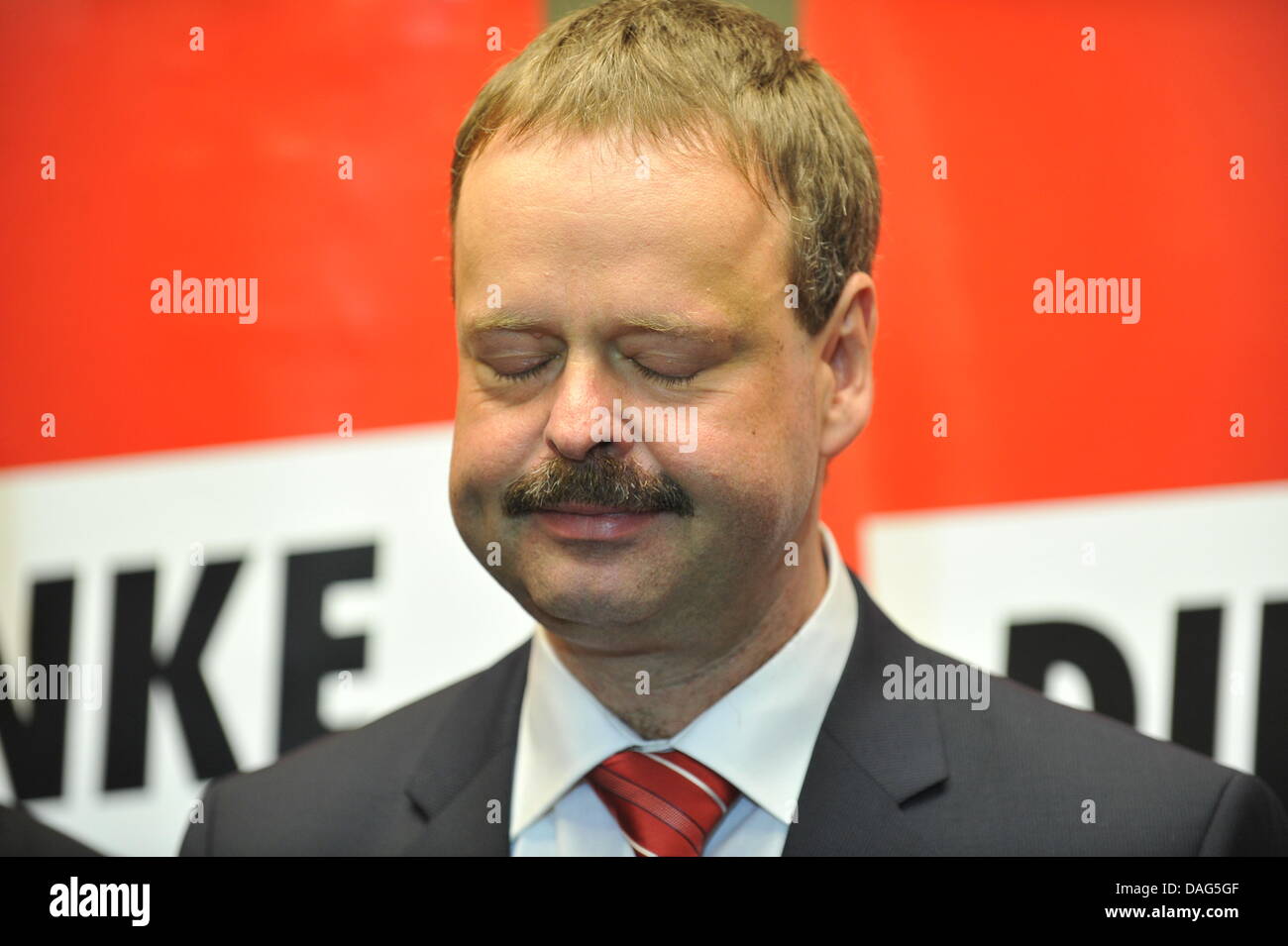 Wulf Gallert (Die Linke) donne une interview après l'annonce d'un premier pronostic pour l'état de Saxe-anhalt élections au Parlement européen, à un studio de télévision à Magdeburg, Allemagne, 20 mars 2011. Photo : Jochen Luebke Banque D'Images