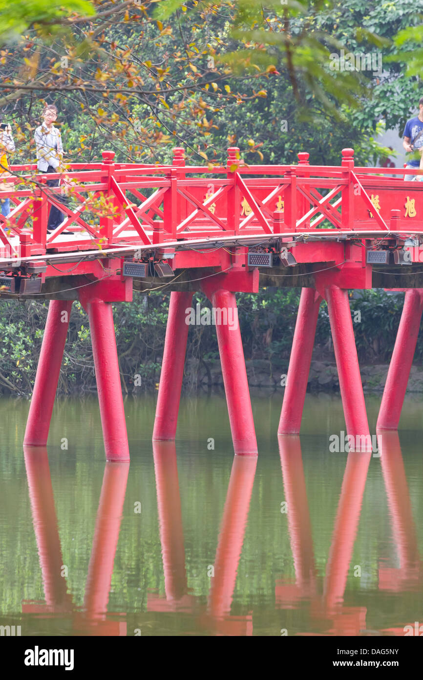 Pont de fer rouge pour le Temple du Jade à Hanoi, Vietnam Banque D'Images