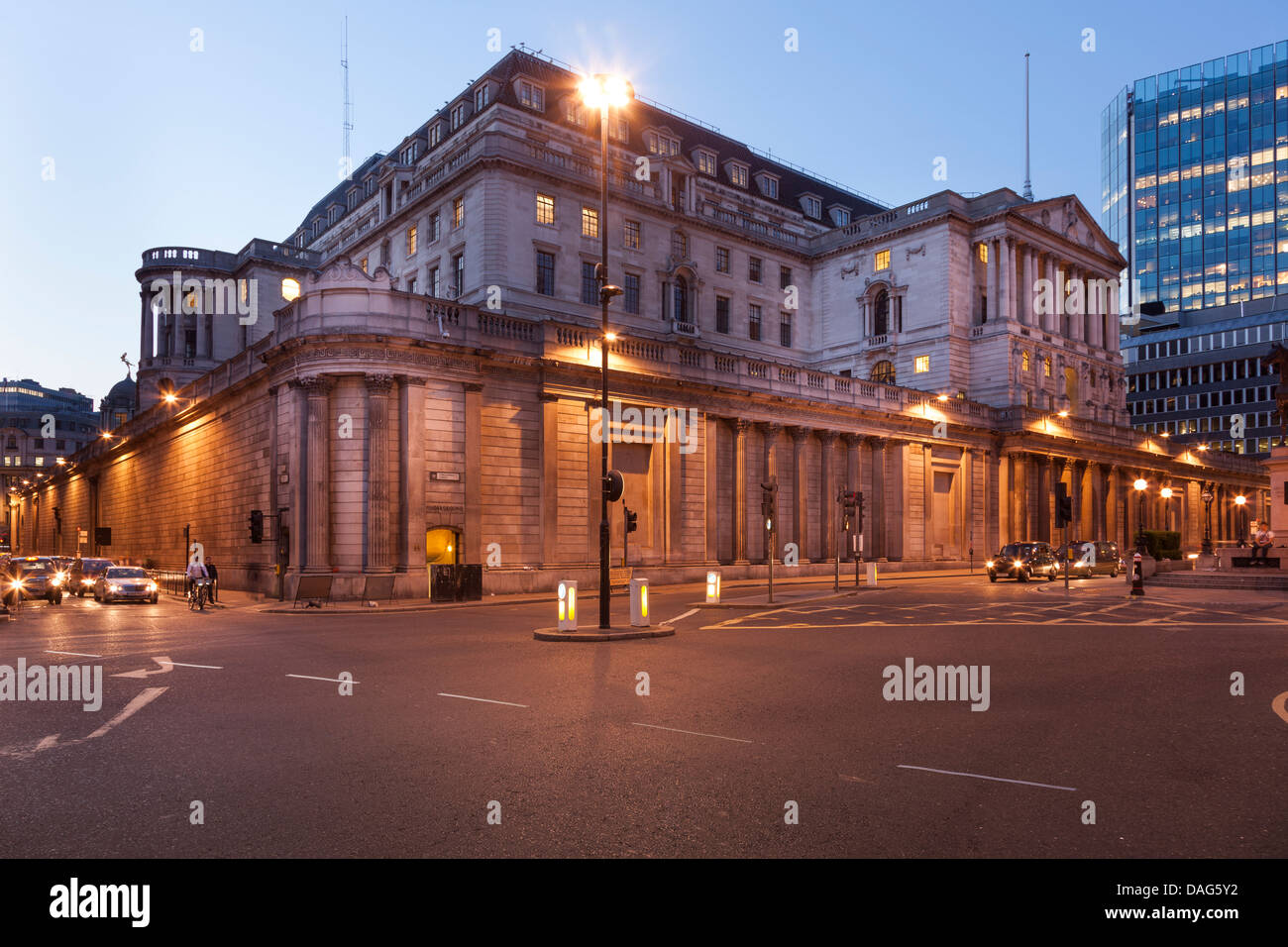 La Banque d'Angleterre Building at night,Banque,vue à partir de la jonction de la ville de Londres, Angleterre Banque D'Images