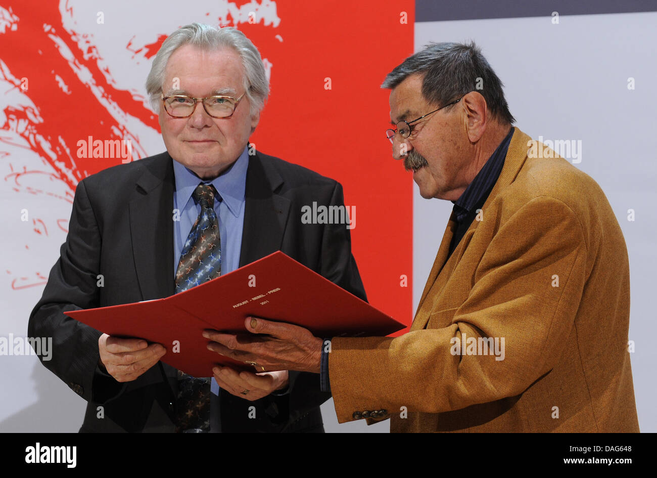 Socilologist et philosophe Oskar Negt (l) est récompensé par le prix August Bebel par Lauréat du Prix Nobel de littérature allemand Guenther Herbe à Willy-Brandt-Haus de Berlin, Allemagne, 21 mars 2011. Negt est le premier lauréat à recevoir le prix par la nouvelle Fondation Bebel. Le prix consiste en un montant de 10 000 euros et sera décerné tous les deux ans à partir de maintenant. Photo : Joerg Carste Banque D'Images