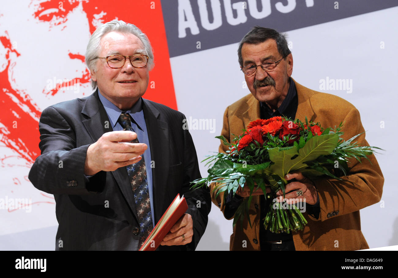 Socilologist et philosophe Oskar Negt (l) est récompensé par le prix August Bebel par Lauréat du Prix Nobel de littérature allemand Guenther Herbe à Willy-Brandt-Haus de Berlin, Allemagne, 21 mars 2011. Negt est le premier lauréat à recevoir le prix par la nouvelle Fondation Bebel. Le prix consiste en un montant de 10 000 euros et sera décerné tous les deux ans à partir de maintenant. Photo : Joerg Carste Banque D'Images