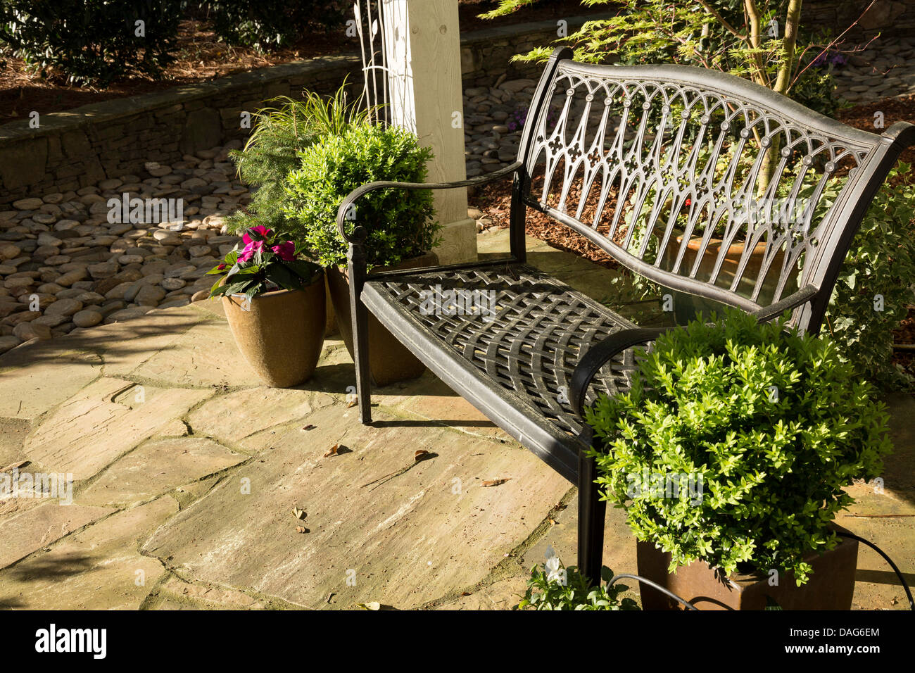 Banc de jardin décorative en fer forgé, Suburban Home, USA Banque D'Images