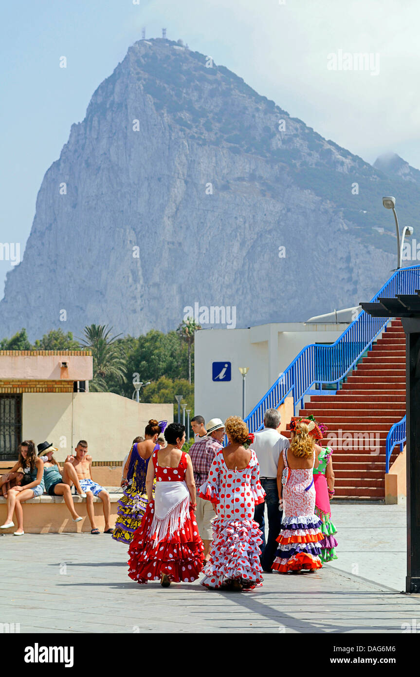 Danseurs de flamenco en face du rocher de Gibraltar, l'Espagne, la Linea de la Concepcion Banque D'Images