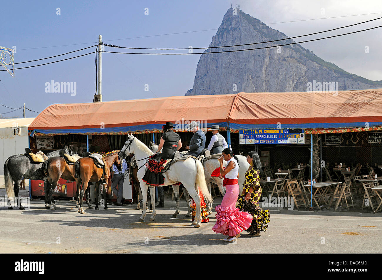 Danseurs de flamenco et horseriders célébrant la foire annuelle en face du rocher de Gibraltar, l'Espagne, la Linea de la Concepcion Banque D'Images