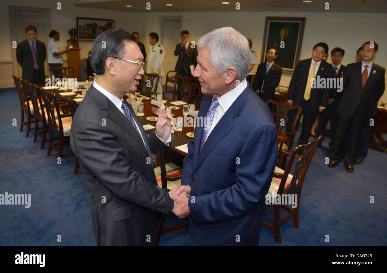 Le secrétaire américain à la défense Chuck Hagel se félicite le Conseiller d'Etat chinois Yang Jiechi avant de s'asseoir pour une réunion au Pentagone le 12 juillet 2013 à Arlington, VA. Banque D'Images