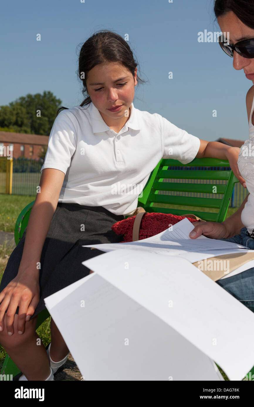 Lycéenne et sa mère et à la fin de l'année à l'école secondaire Banque D'Images