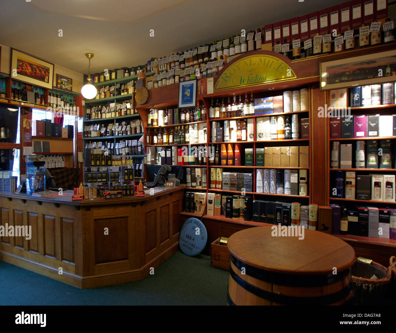 L'Europe, Royaume-Uni, Ecosse, Edimbourg, à l'intérieur d'une boutique sur Royal Mile Whiskies Banque D'Images