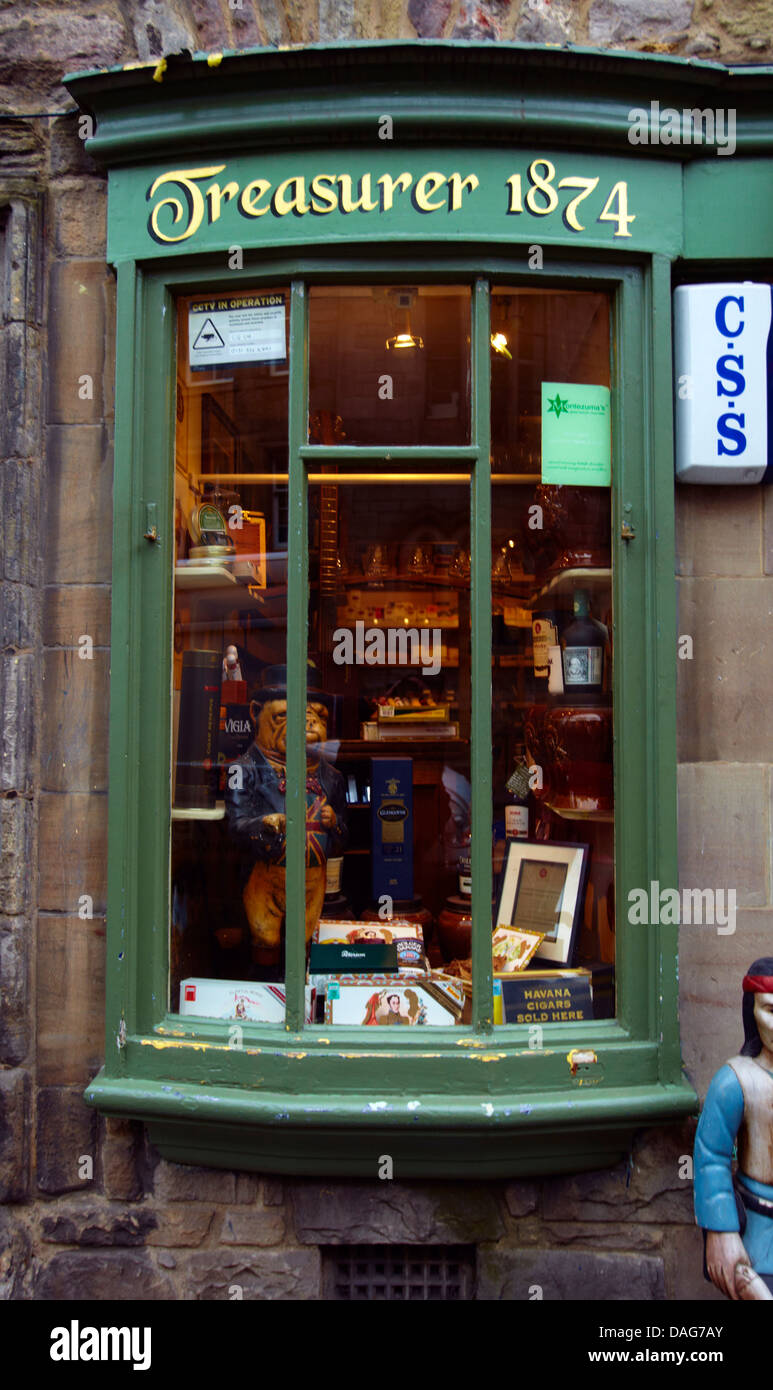 L'Europe, Royaume-Uni, Ecosse, Edimbourg, fenêtre whisky shop sur Royal Mile Banque D'Images