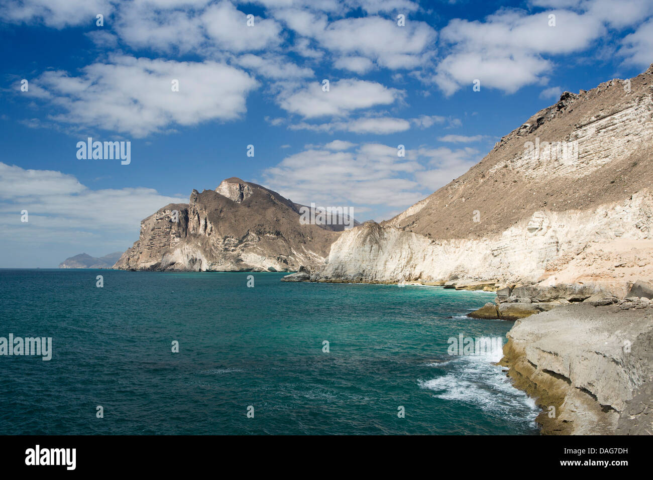 Oman, Mascate, plage Mughsail, littoral spectaculaire Banque D'Images