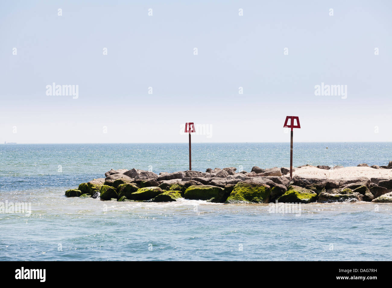 Des pierres et des poteaux à l'entrée du port de marqueur Banque D'Images