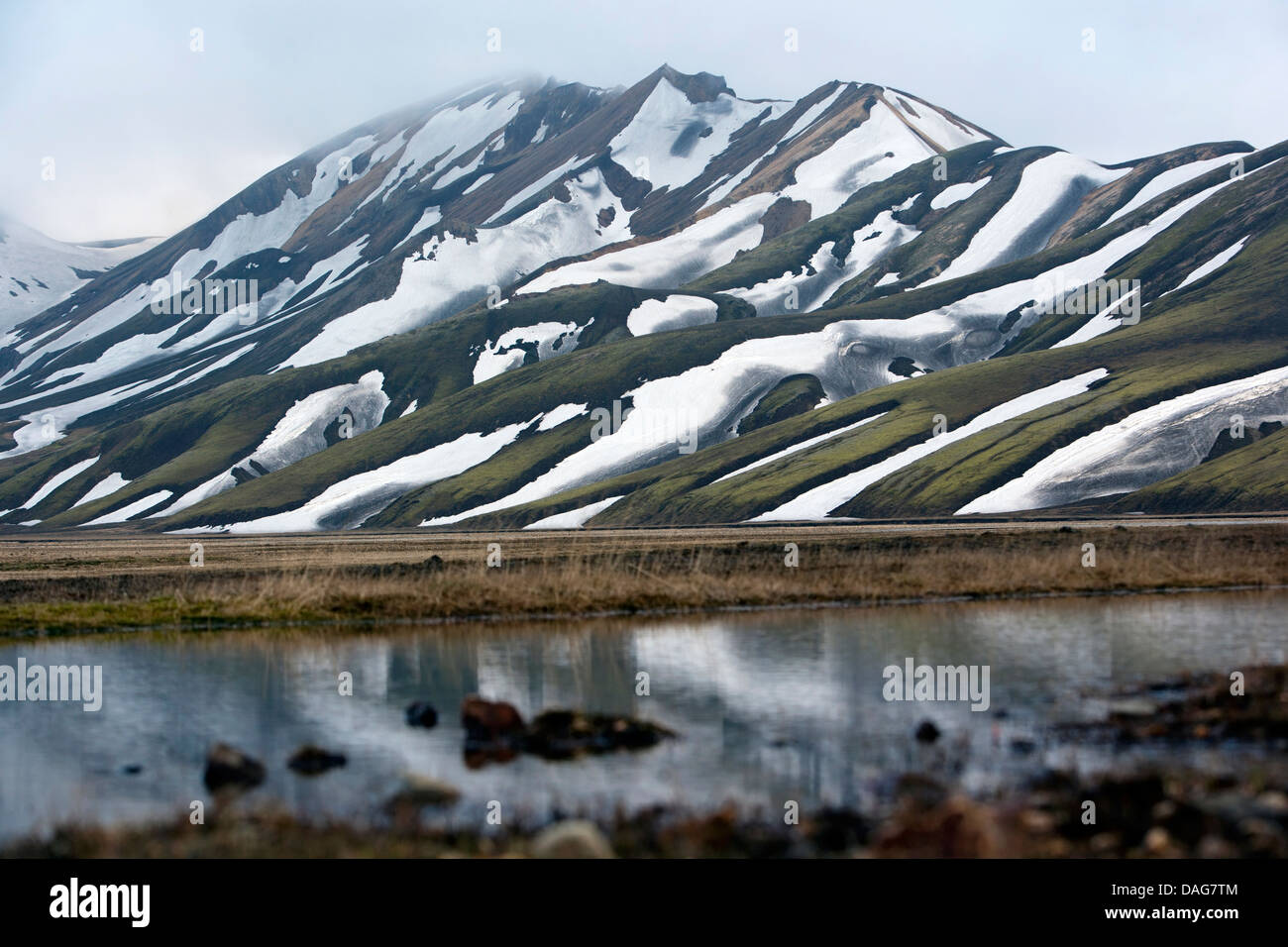 Montagnes couvertes de neige dans la région de Landmannalaugar - Sud de l'Islande Banque D'Images