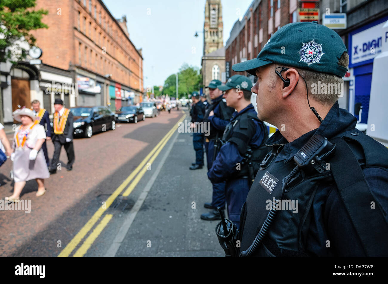 Belfast, en Irlande du Nord, 12 juillet 2013 - Les agents de police rédigé en d'Essex watch comme l'assemblée annuelle 12 juillet parade passe l'Église catholique l'église St. Patrick. Crédit : Stephen Barnes/Alamy Live News Banque D'Images