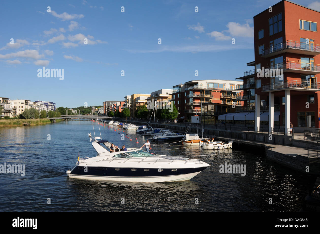 Le développement urbain durable à Hammarby Sjöstad à Stockholm avec restaurants de bord, quais, maisons et bateaux. Banque D'Images