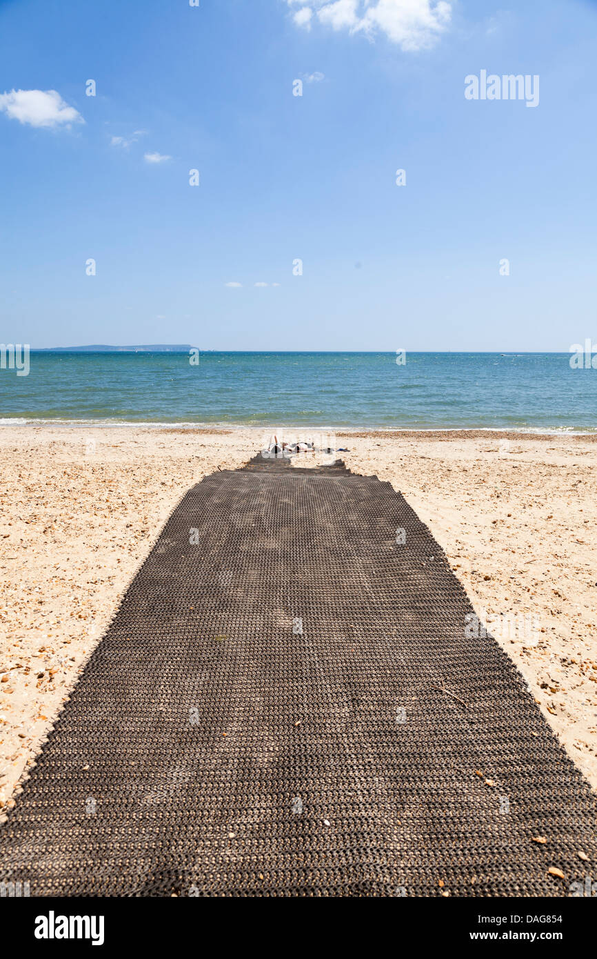 Les personnes handicapées un tapis en caoutchouc rampe d'accès au bord de mer plage Banque D'Images