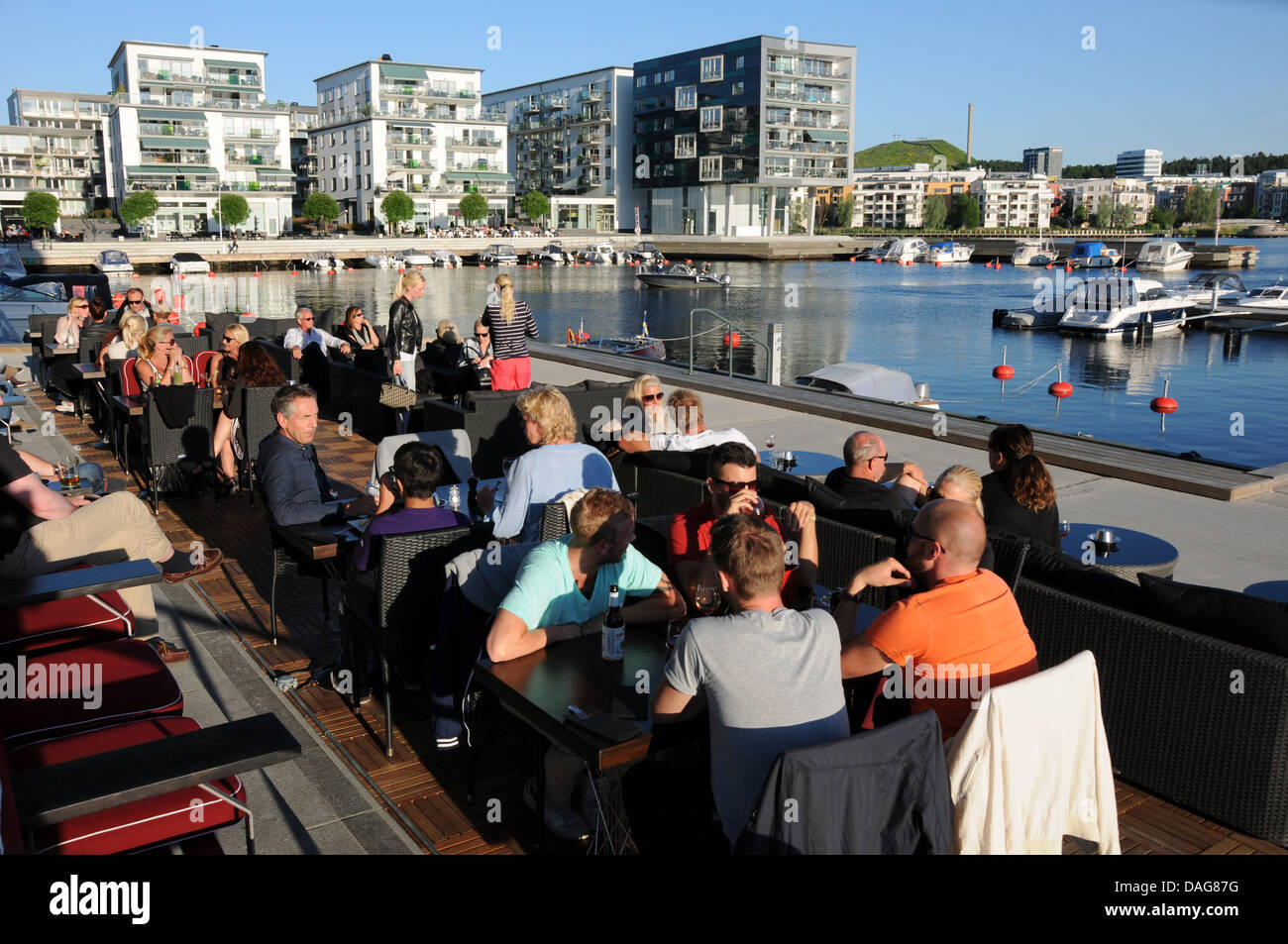 Le développement urbain durable à Hammarby Sjöstad à Stockholm avec restaurants de bord, quais, appartements et des allées. Banque D'Images