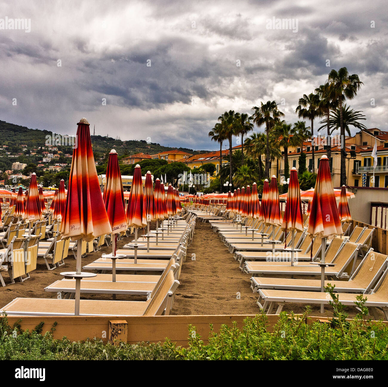 Parasols sur la plage de Diano Marina, Italie Banque D'Images