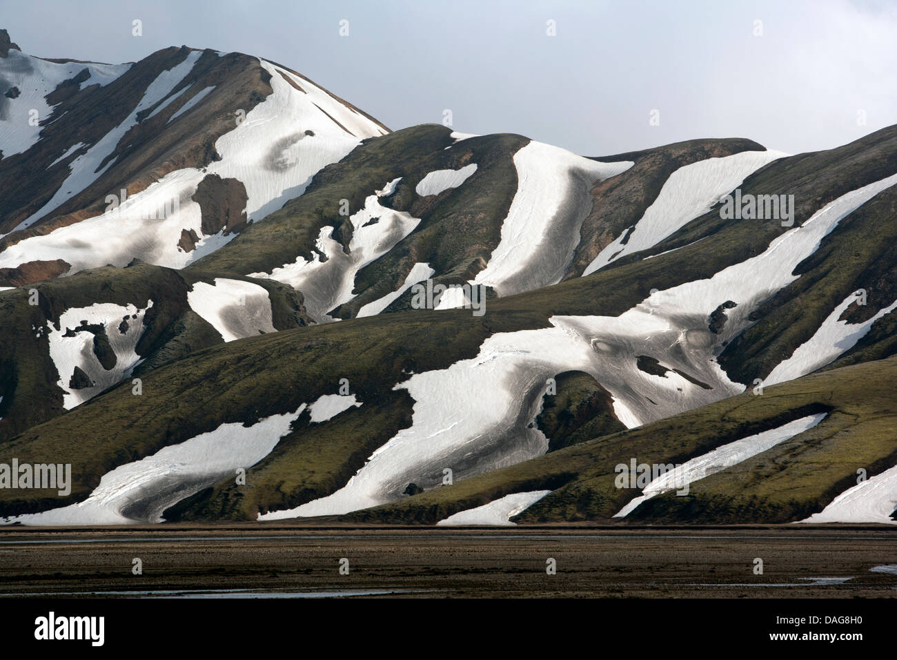Montagnes couvertes de neige dans la région de Landmannalaugar - Sud de l'Islande Banque D'Images