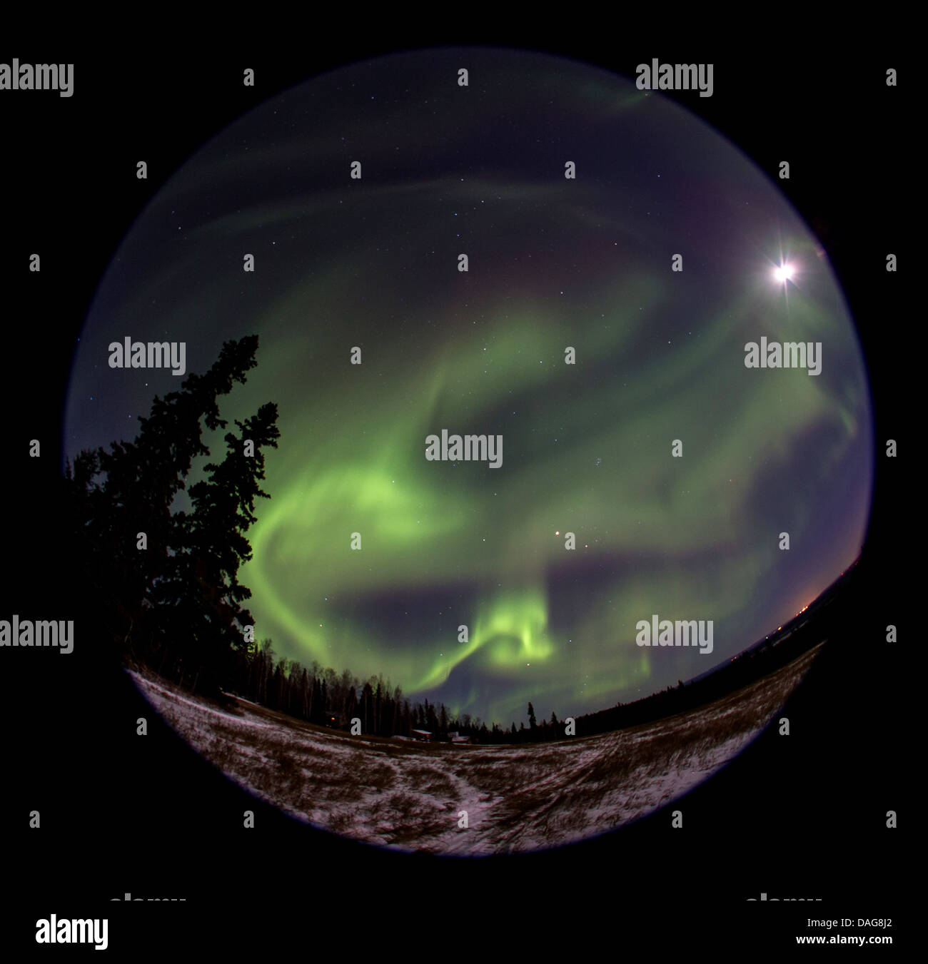 Aurora Et Ciel étoilé Avec Lune Au Dessus Dune Chambre à