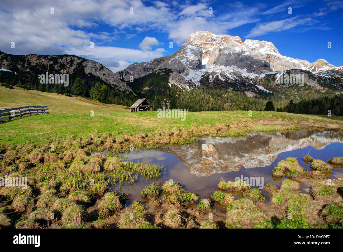 Vue de l'Plaetzwiese sur Hohe Gaisl-groupe avec image en miroir sur le lac de montagne, l'Italie, le Tyrol du Sud, Dolomites Banque D'Images