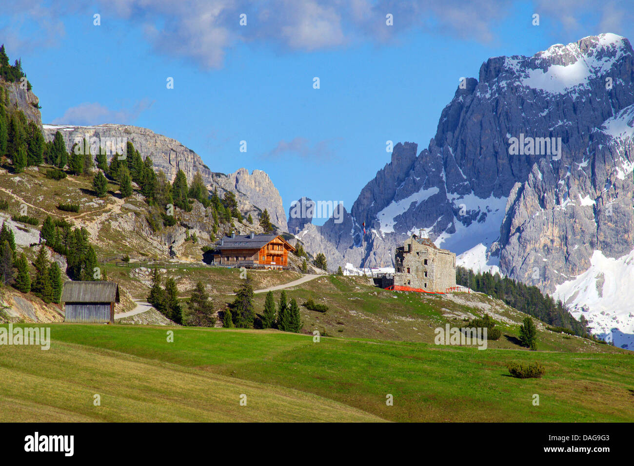 Duerrenstein Plaetzwiese avec vue sur et la cabine, l'Italie, le Tyrol du Sud, Dolomites, le Parc Naturel de Fanes-Sennes-Prags Banque D'Images
