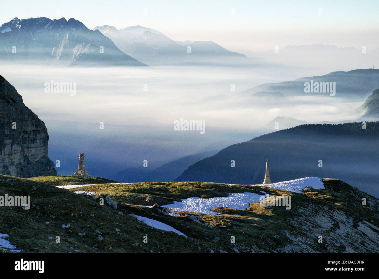 Vue depuis la cabane à Auronzo Dreizinnen salon en direction d'Auronzo le matin, l'Italie, le Tyrol du Sud, Dolomites Banque D'Images