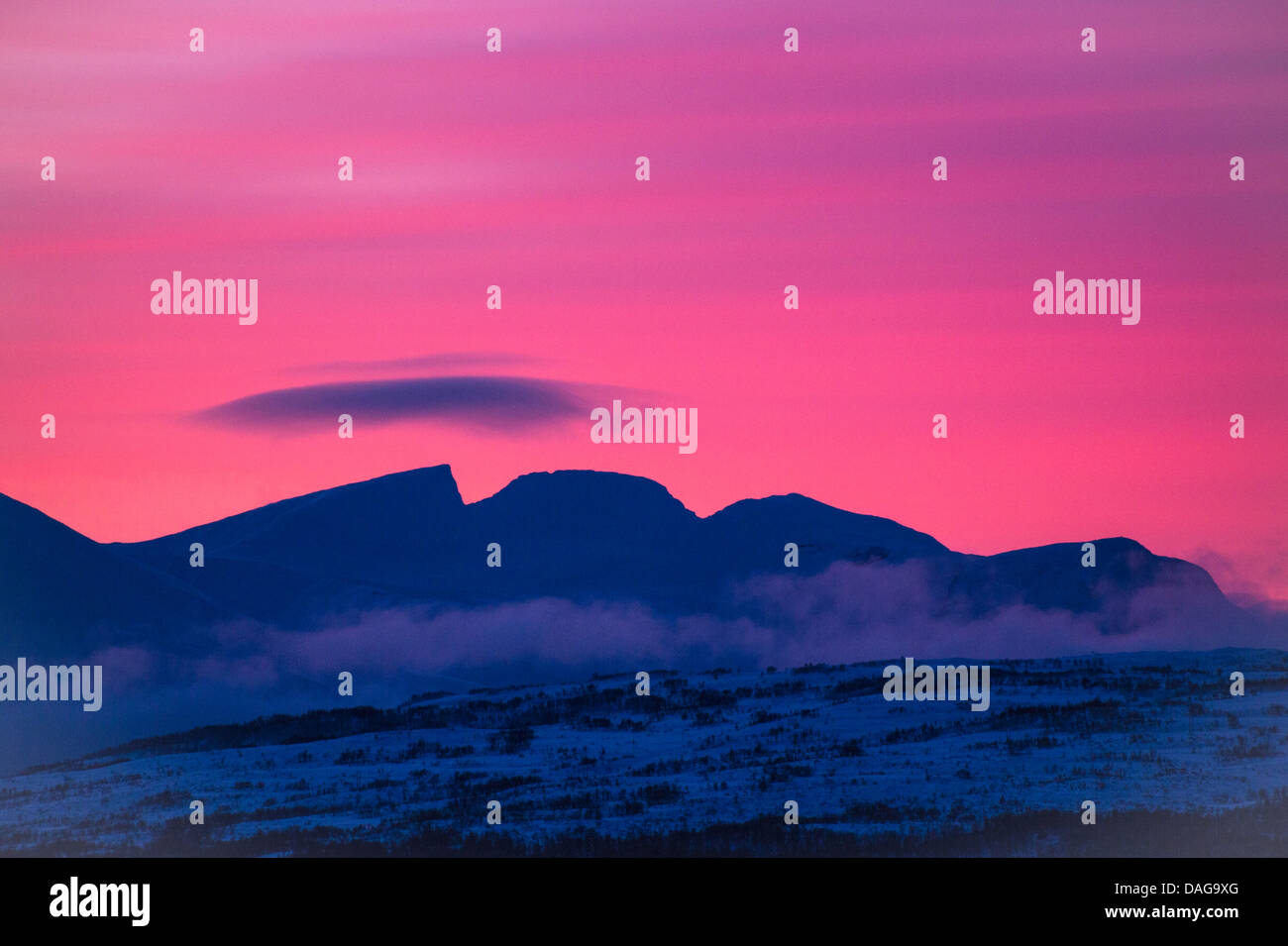 Matin sur le mont Trolltinden polaire, la Norvège, Troms, Tromsoe Banque D'Images Matin sur le mont Trolltinden polaire, la Norvège, Troms, Tromsoe Banque D'Images