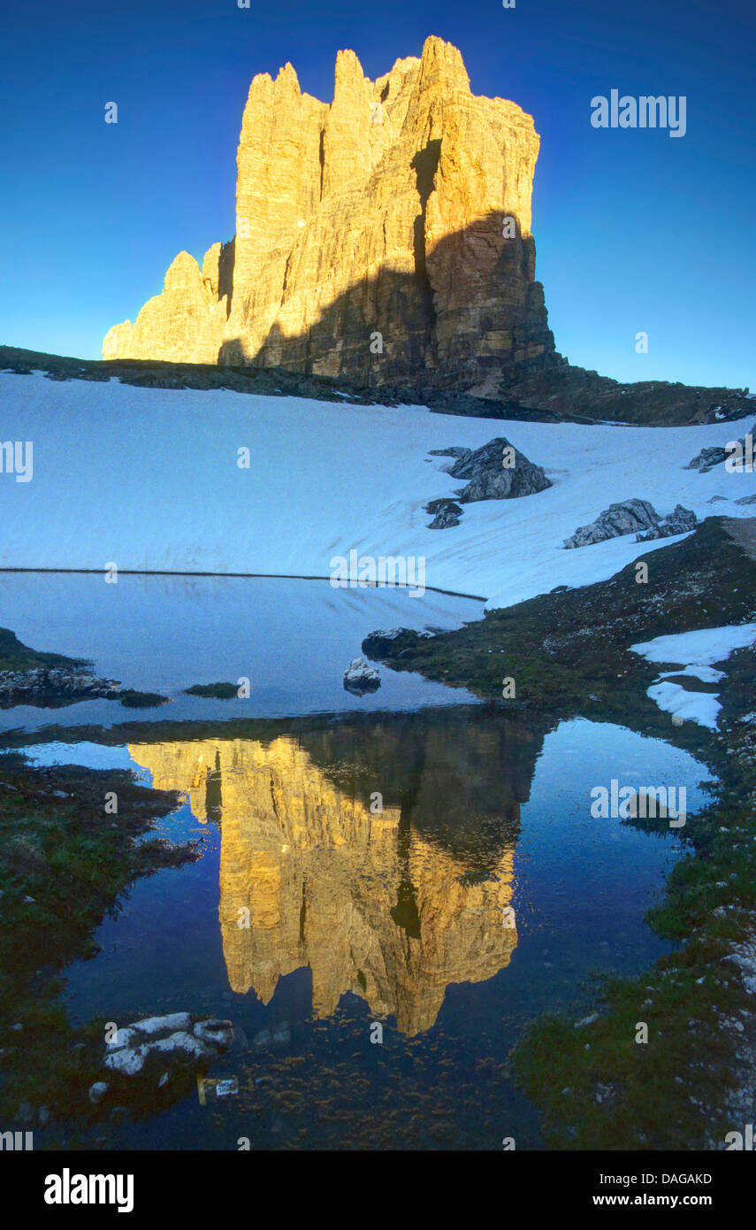 Tre Cime di Lavaredo avec alpenglow et reflet dans un l'eau, Italie, Dolomites Tyrol du Sud, Banque D'Images