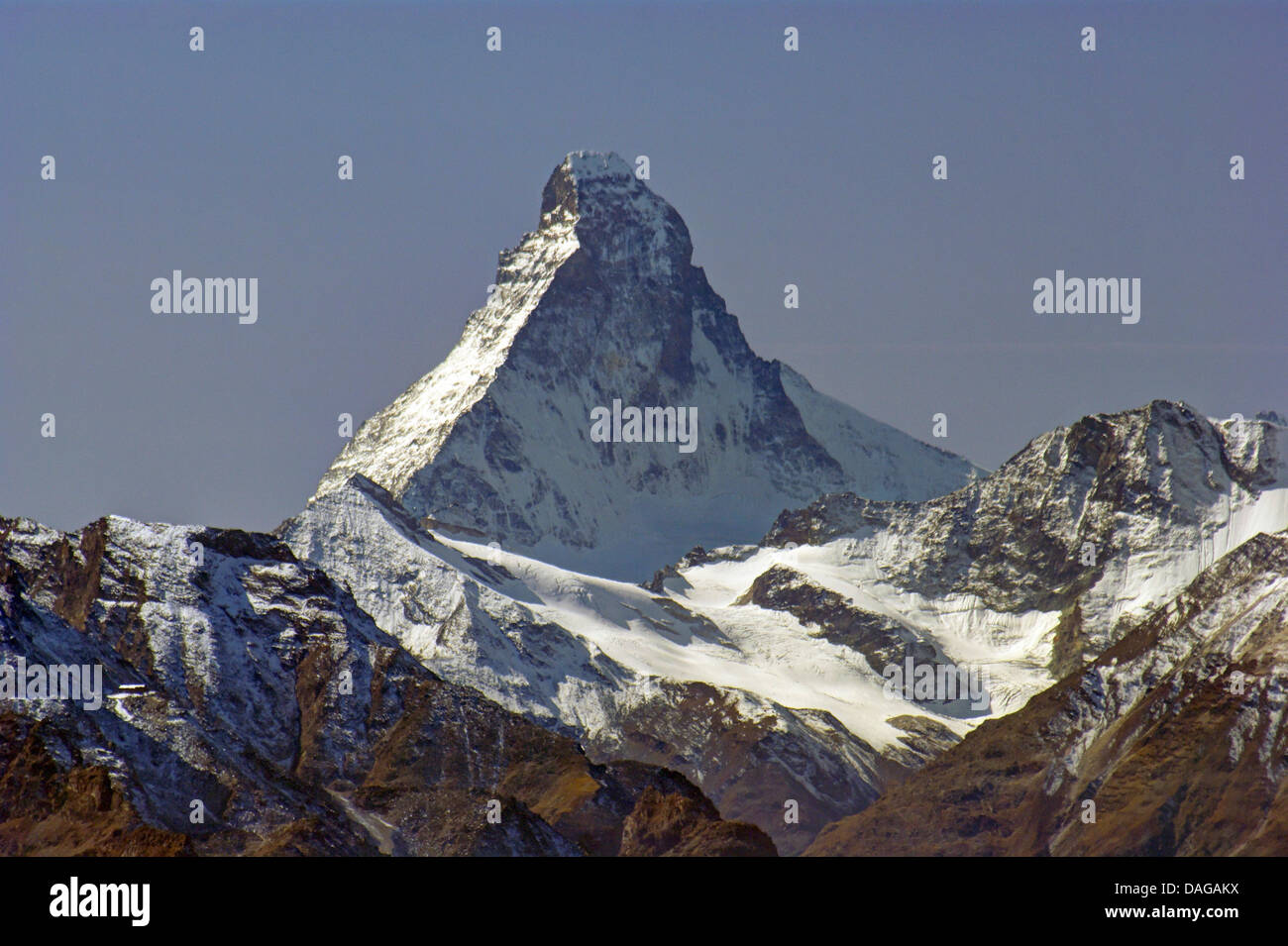 Cervin en face de ciel bleu, la Suisse, l'Oberwallis, Zermatt Banque D'Images
