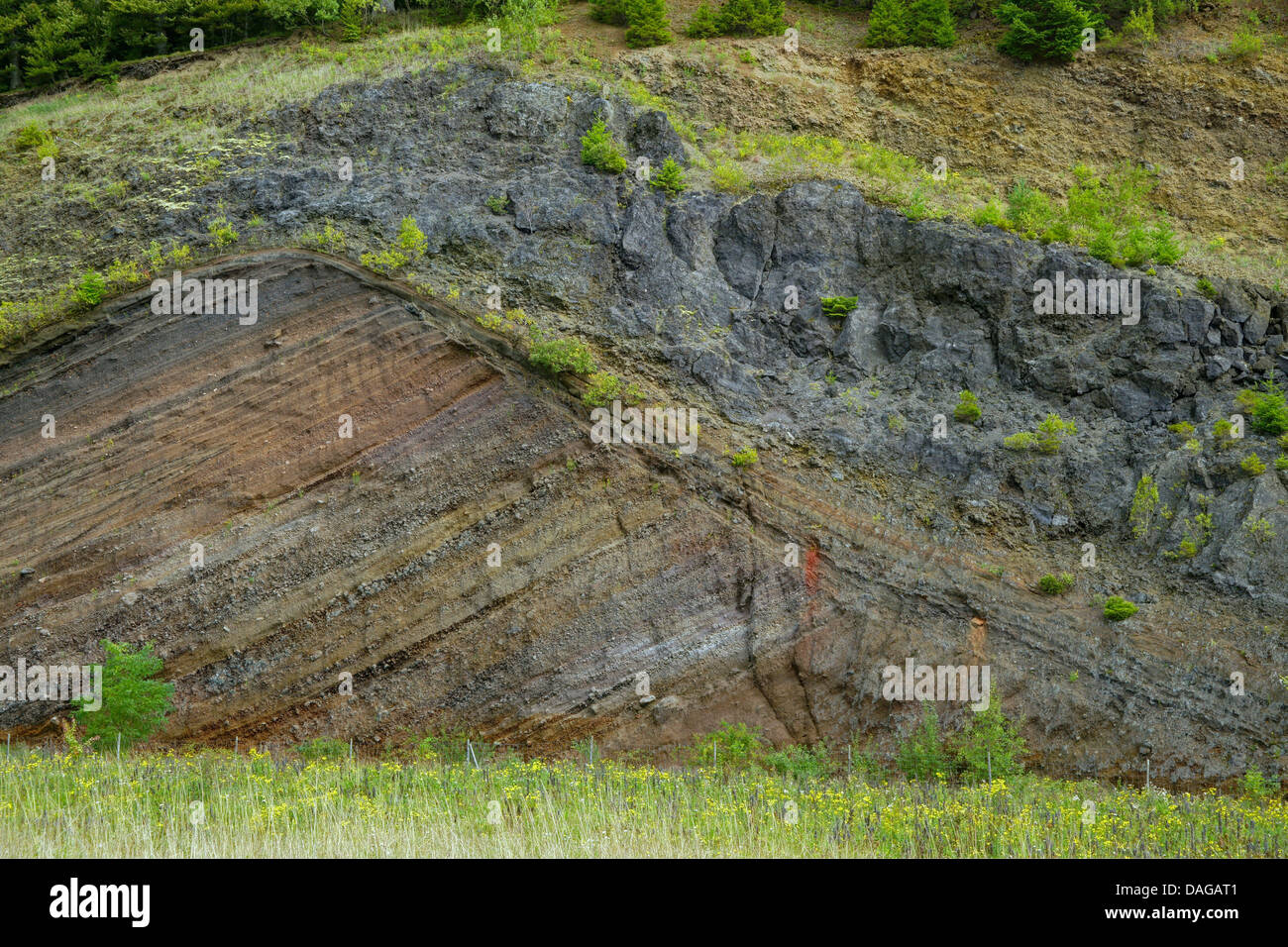 Rocheux avec des couches de cendres volcaniques, l'Allemagne, Rhénanie-Palatinat, Naturpark Vulkaneifel Rockeskyll Banque D'Images