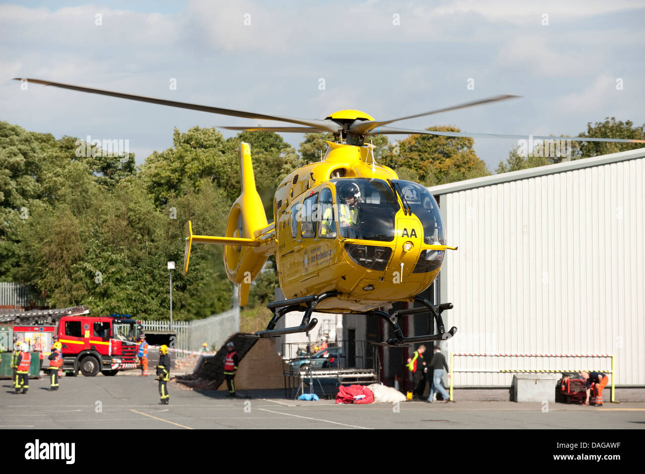 Helimed Paramédic Hélicoptère Pompiers Atterrissage Banque D'Images