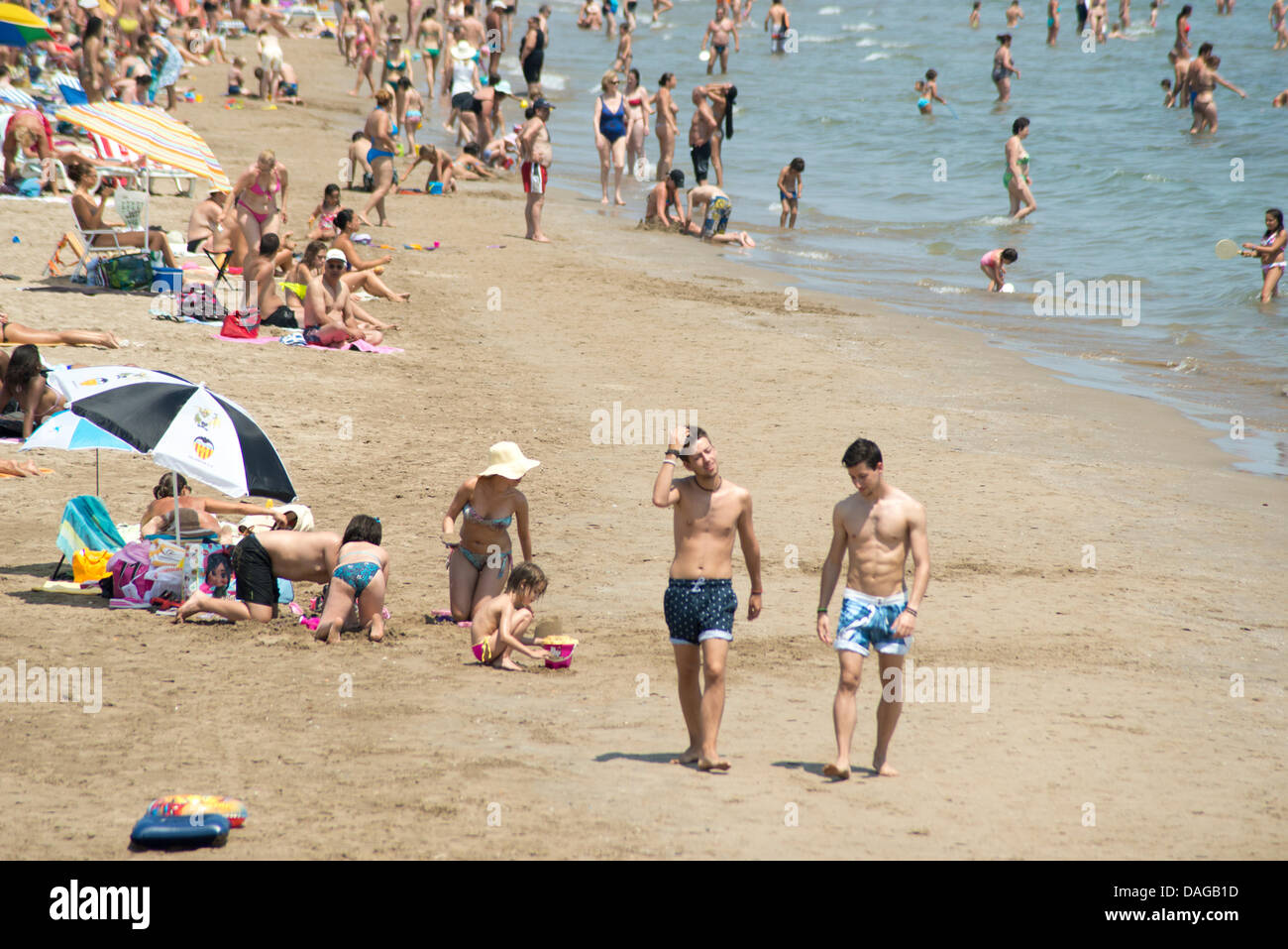 Valence, Espagne. 11 juillet, 2013. Les personnes bénéficiant de l'été dans la plage Malvarrosa urbain, Valencia, Espagne Crédit : Salva Garrigues/Alamy Live News Banque D'Images