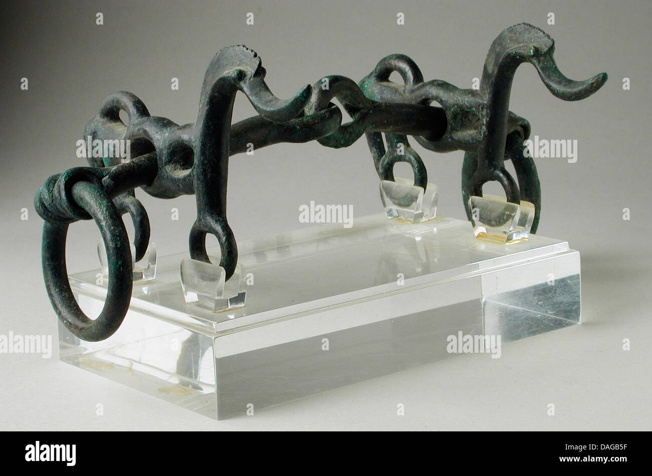 La mèche de cheval de Villanovan est un artefact ancien utilisé dans les pratiques équestres. Il fait partie de la collection du LACMA, reflétant le travail des premières civilisations dans l'artisanat du métal et les rituels liés aux chevaux. Banque D'Images